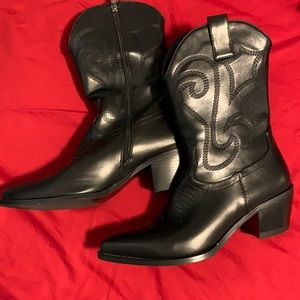 Cowgirl boots in black leather